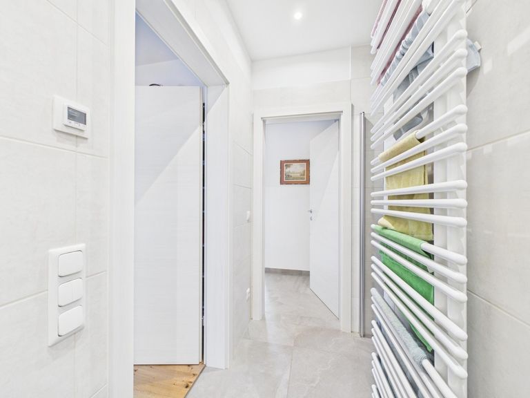 CAM04191G0-PR0080-STILL005