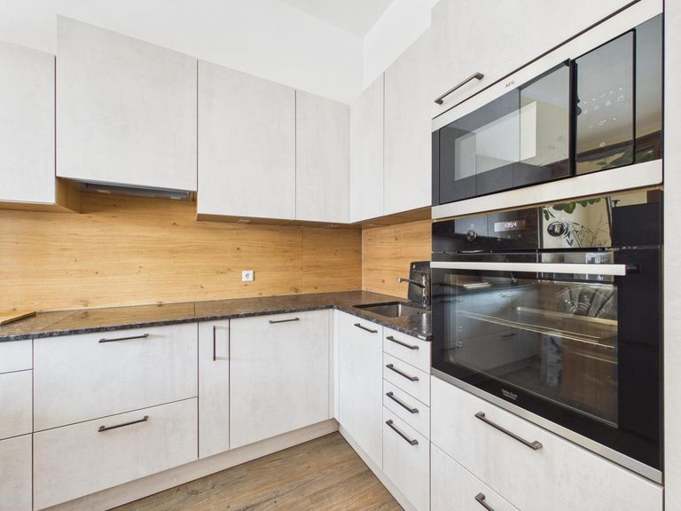 CAM04191G0-PR0080-STILL009