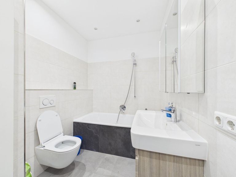 CAM04191G0-PR0080-STILL003