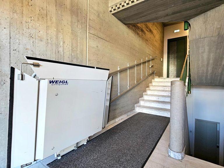 Rollstuhl-Lift im EG zum Halbstock