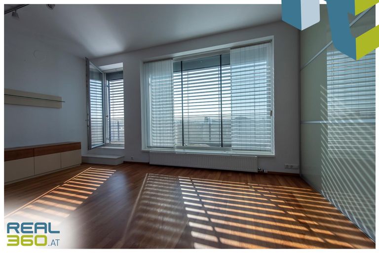 Wohnzimmer mit Raffstore an der Südseite