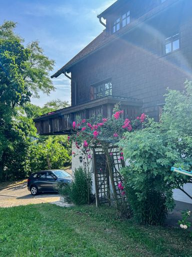 den Gartenduft über den Balkon genießen