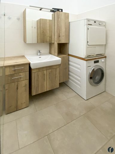 Möbliertes Badezimmer mit Waschmaschinenanschluß