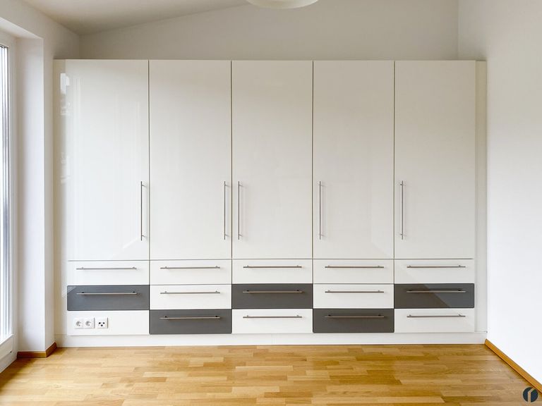 Großer Einbauschrank im Wohnzimmer