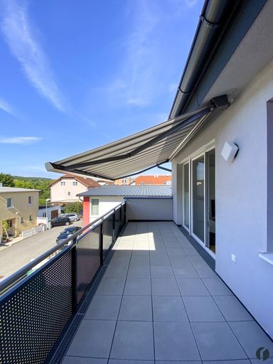 Balkon mit elektrischer Markise