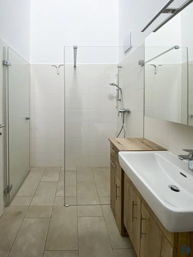 Badezimmer mit Walk-in Dusche