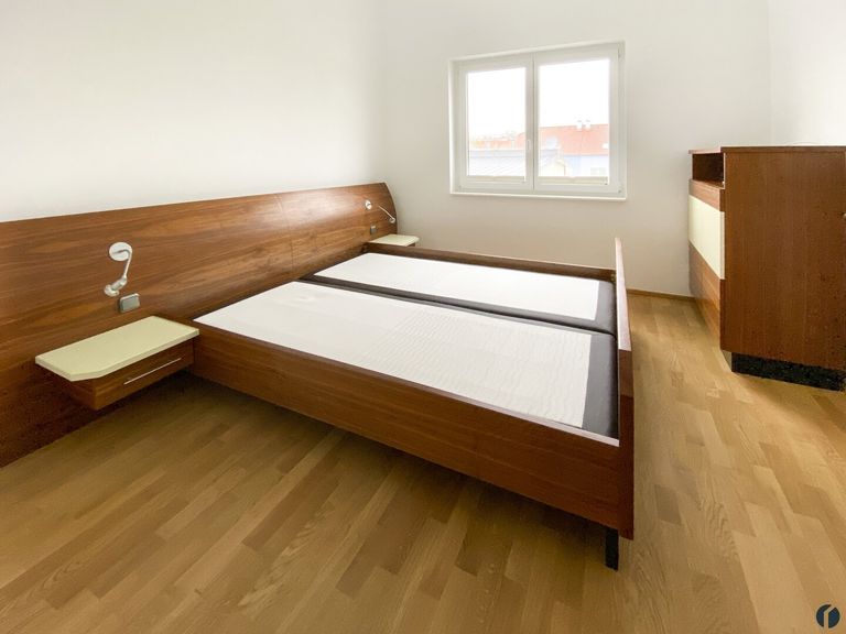 Hochwertig eingerichtetes Schlafzimmer