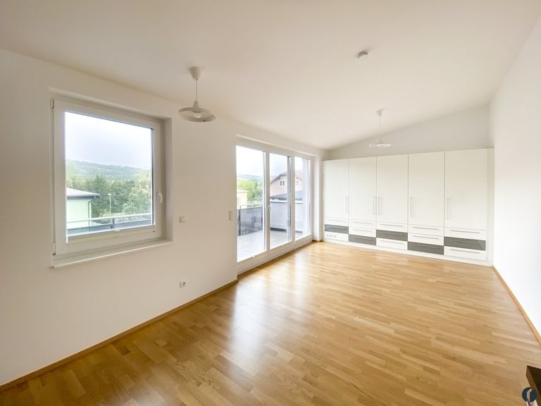 Wohnzimmer mit Ausgang zum Balkon