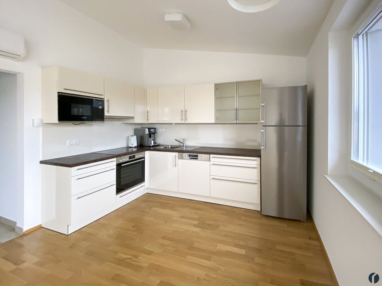 Neuwertige Einbauküche inkl. Geräten