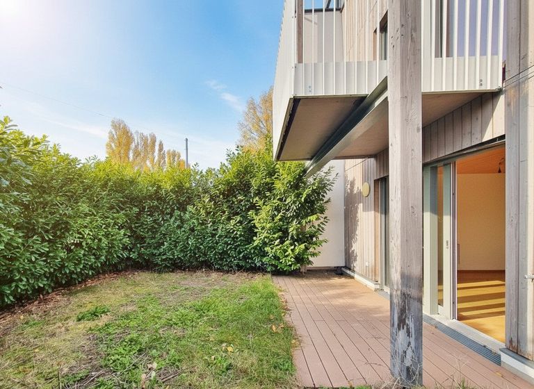 Terrasse mit Eigengarten ca. 25 m²