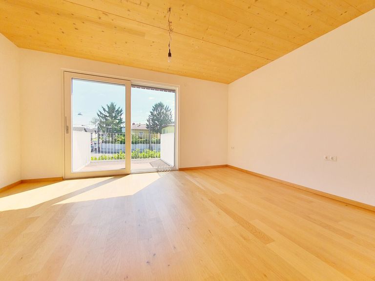 1.OG: geräumiges Schlafzimmer mit Balkon