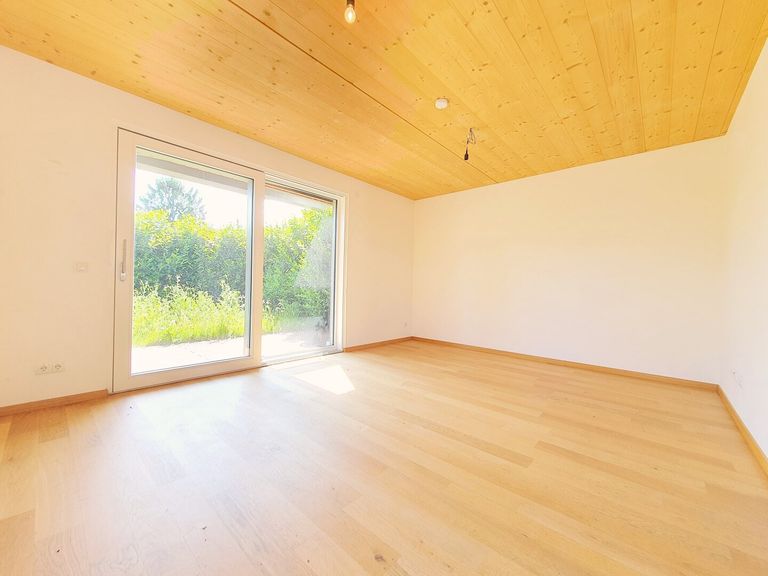 Wohnzimmer / Ausgang zum Eigengarten