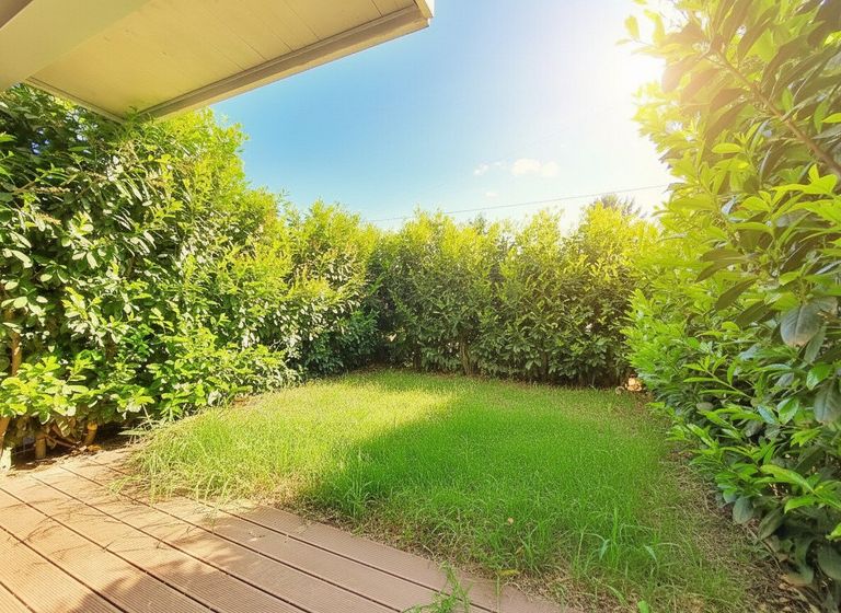Terrasse mit Eigengarten ca. 25 m²