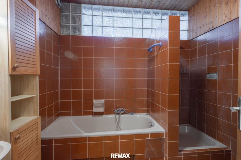 Bad mit Badewanne und Dusche