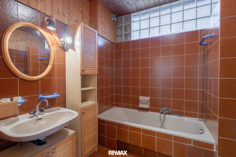 Bad mit Badewanne und Dusche