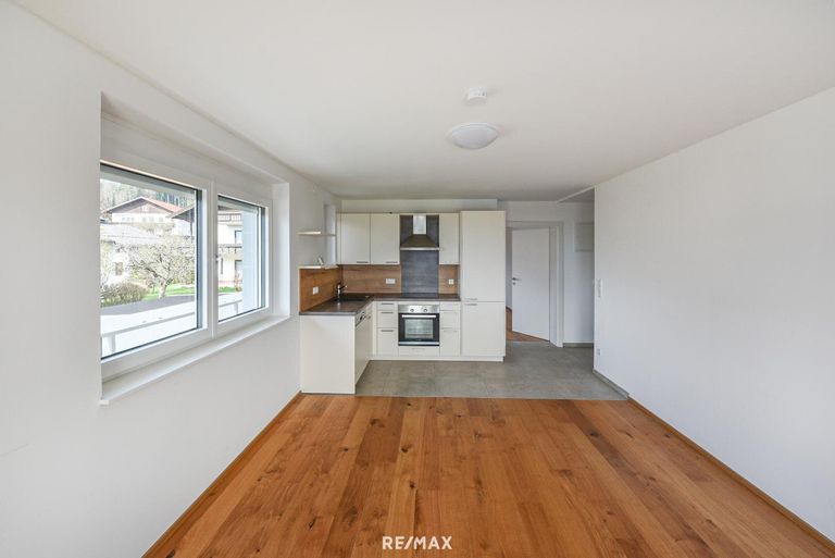 Wohnzimmer mit offener Küche 