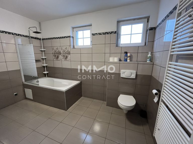 OG Bad mit Wanne und WC