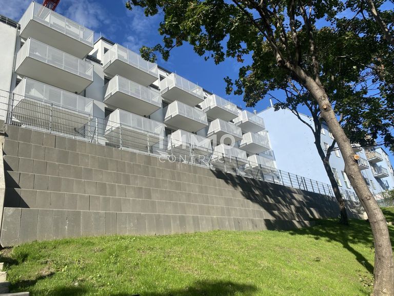 Fassade  Blick hinauf zu den Gärten