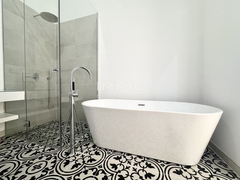 Bad mit Wanne und Dusche