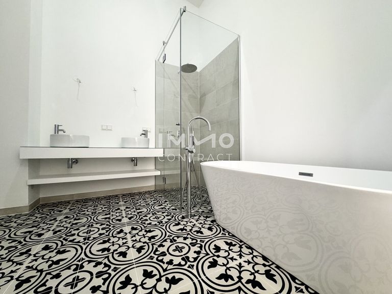 Bad mit Wanne und Dusche