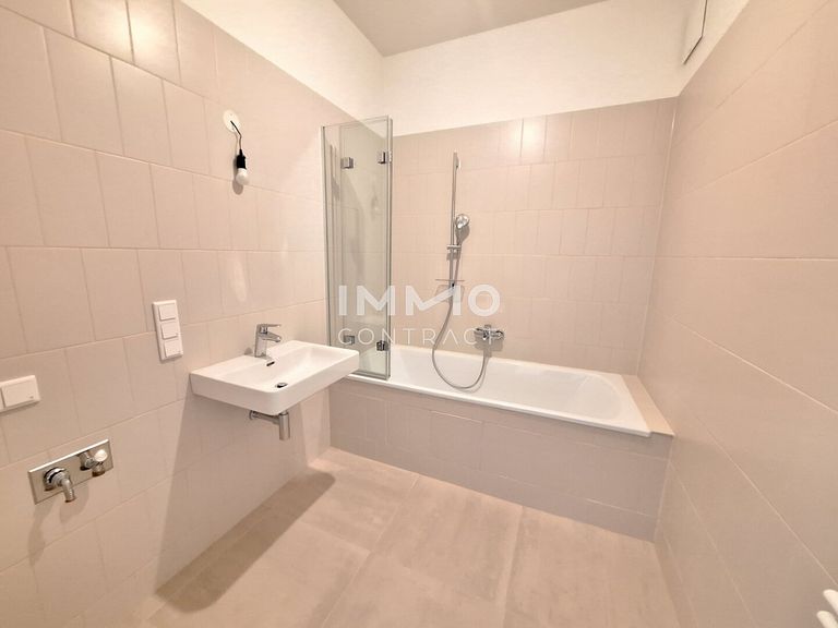Bad mit Badewanne
