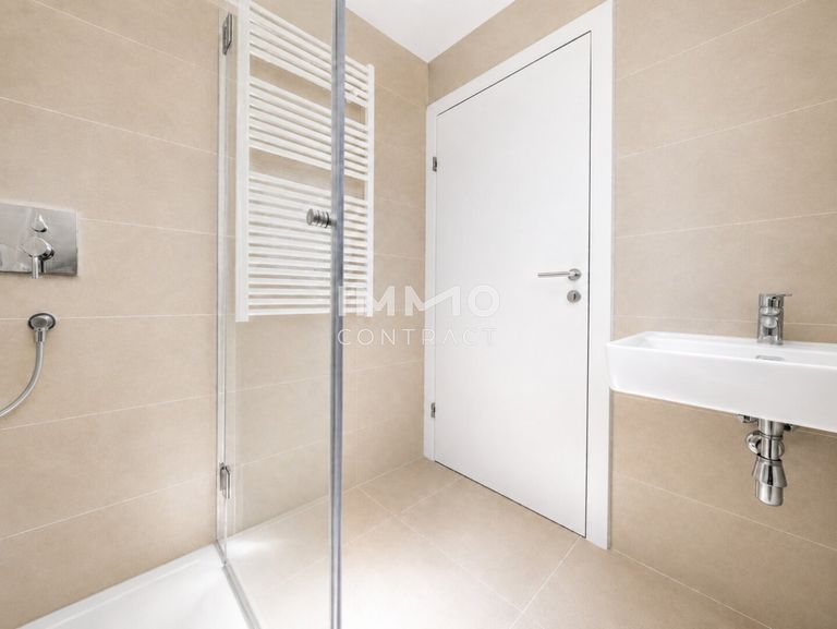 Bad mit Dusche und WC