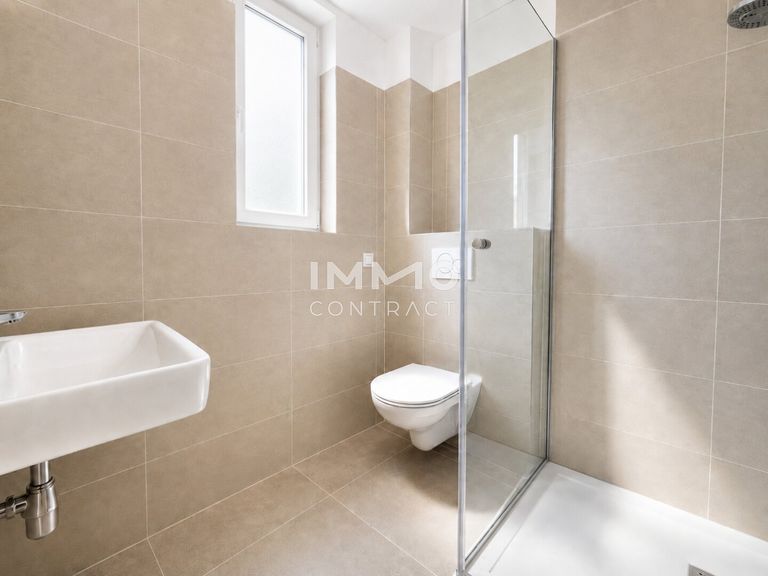 Bad mit Dusche und WC