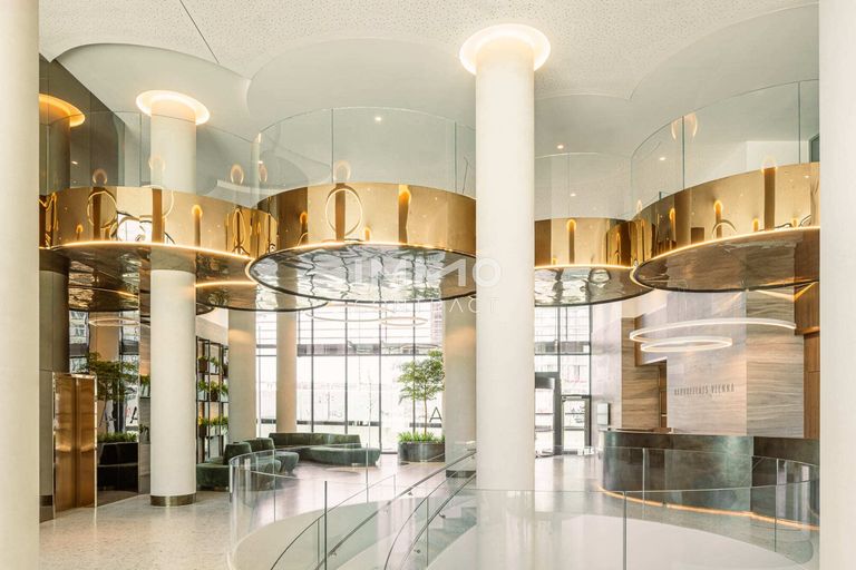 Zweigeschoßige Lobby