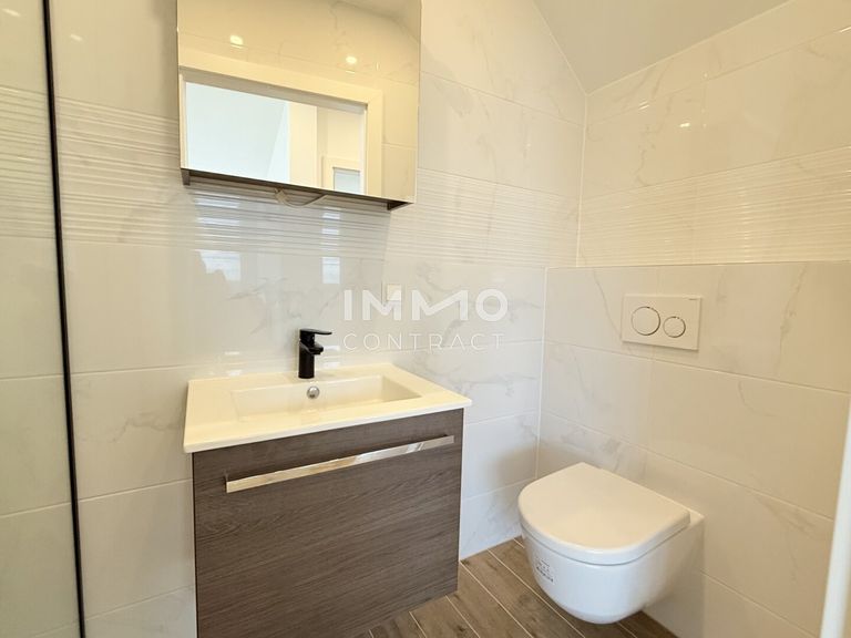 Bad mit Dusche und WC