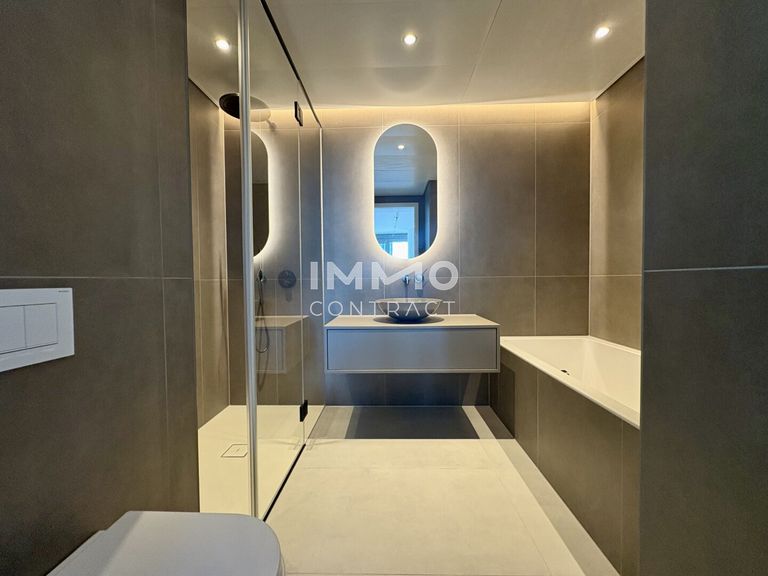 Badezimmer mit Wanne und Dusche, WC