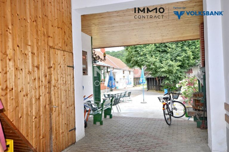 Einfahrt und Zugang zum Innenhof - Hinterem großen Grundstück und Gastgarten sow