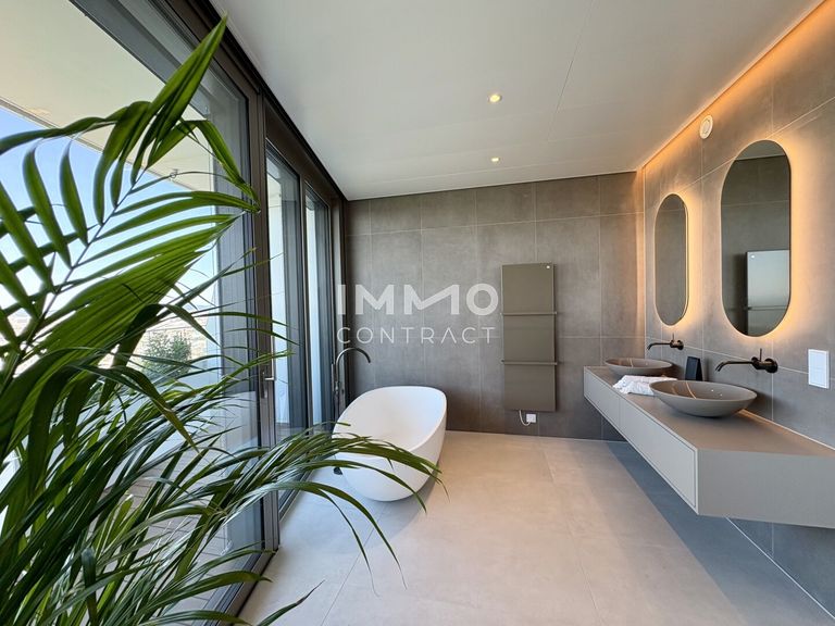 Badezimmer mit Badewanne und Dusche