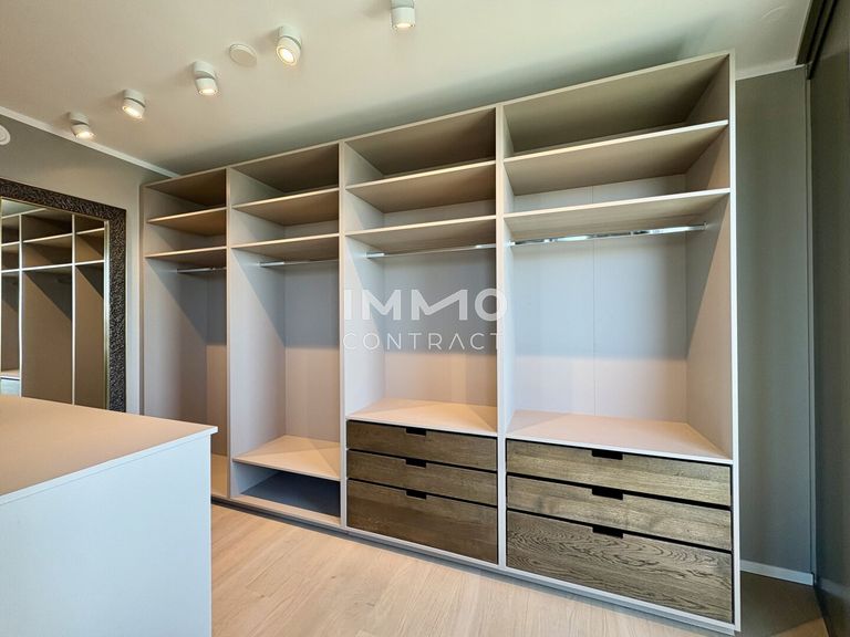 Schrankraum ensuite des Master-Bedrooms