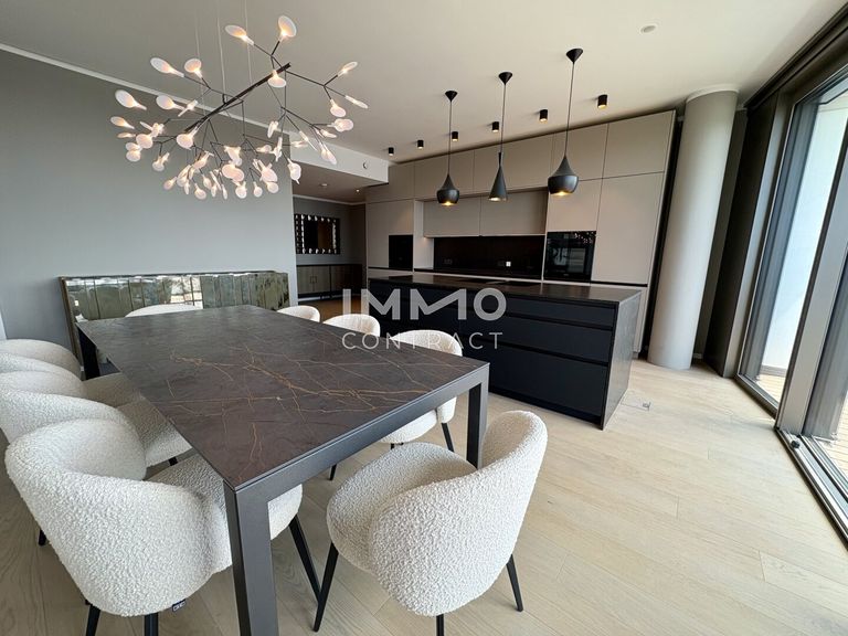 Eleganter Essbereich mit Aussicht