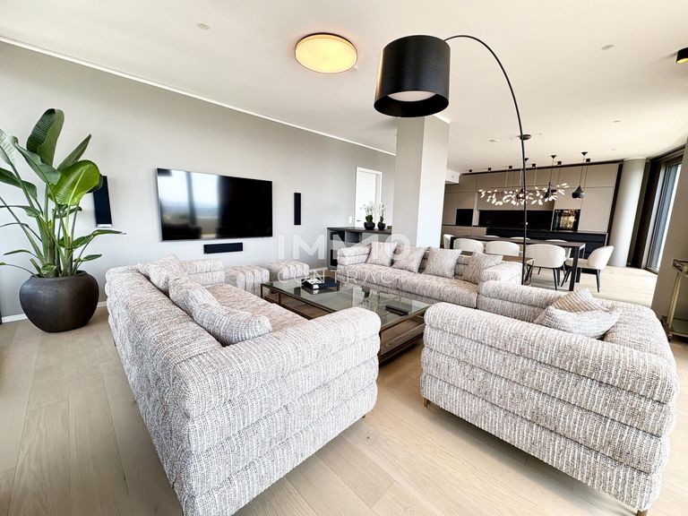 Gemütlicher, lichtdurchfluteter Wohnbereich mit Soundsystem