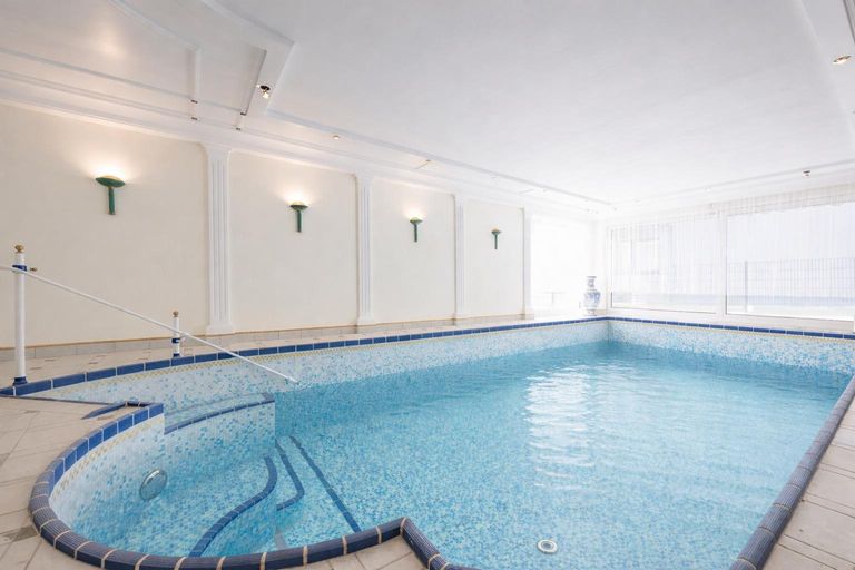 Privates Schwimmbad überarbeitet