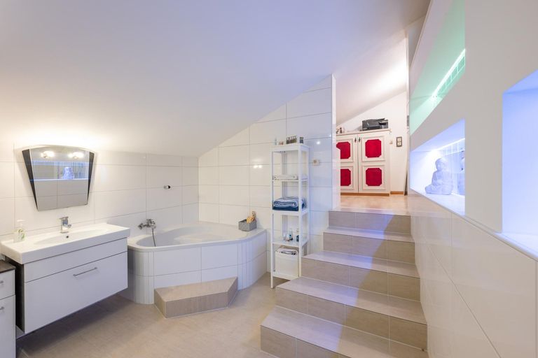 Badezimmer mit Wanne und Dusche im Obergeschoss