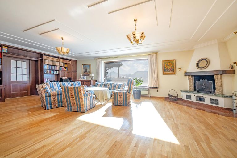 Wohnzimmer im Erdgeschoss mit Kamin