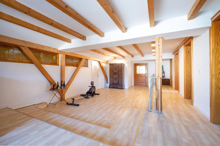 Großer Aufenthaltsraum im Obergeschoss