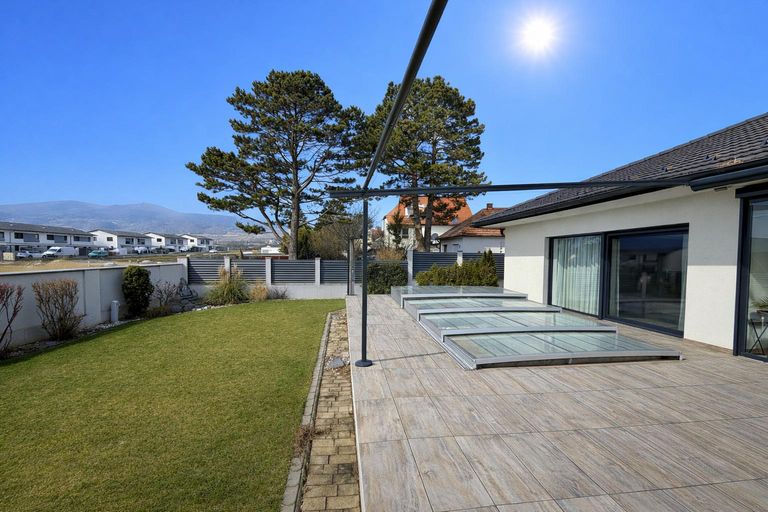 Terrasse mit Pool und Garten Blick