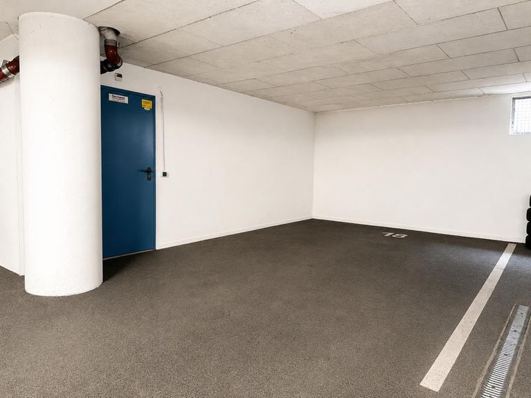 Geräumiger Parkplatz