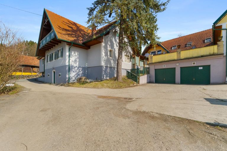 Wirtschaftsteil und Garagen