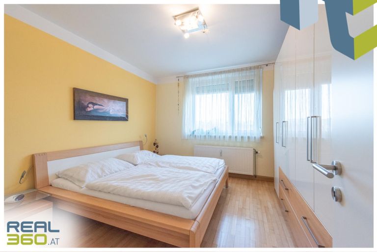 Schlafzimmer mit großem Kleiderschrank