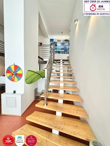 Treppenaufgang zum Flur im Obergeschoss