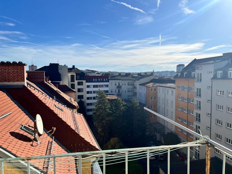 Sonniger Gemeinschaftsbalkon