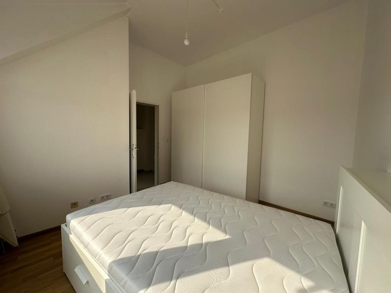 1 Schlafzimmer mit Zugang zur Terrasse