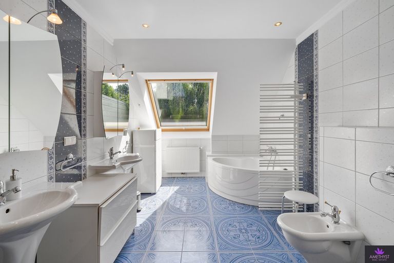 Großzügige Badewanne im Badezimmer-Spa