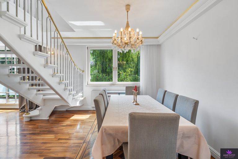 Essbereich – optisch abgetrennt durch die stilvolle Treppe