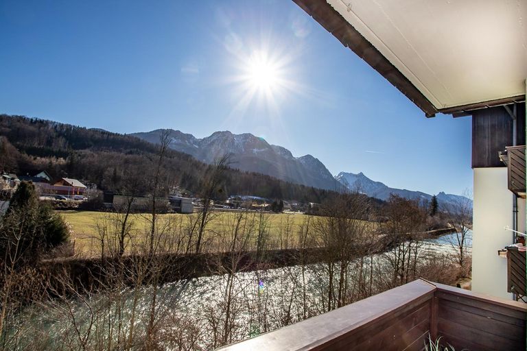 ... mit Blick ins Grüne samt Fluss