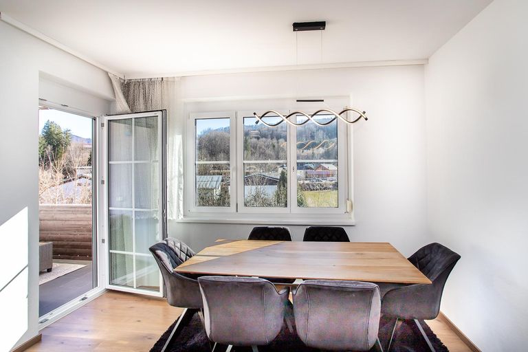 Essbereich mit Ausgang auf die Sonnenloggia